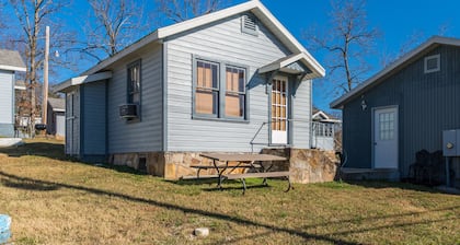 Cozy Cabin at Rockaway Rentals near Branson