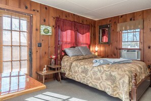 In-room safe, WiFi, bed sheets