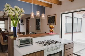 Jääkaappi, mikroaaltouuni, uuni, liesi