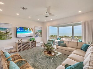 House (New Latitude) | Living room | Flat-screen TV, foosball, table tennis - New Latitude (Captiva)