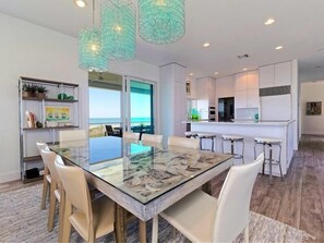 Casa (New Latitude) | Cozinha privada | Geladeira, talheres/pratos/utensílios de cozinha, mesas de jantar