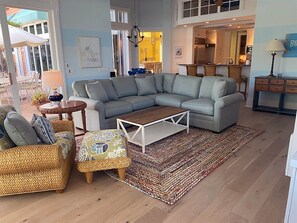 Hus (Bougainvillea Home) | Oppholdsrom | Flatskjerm-TV