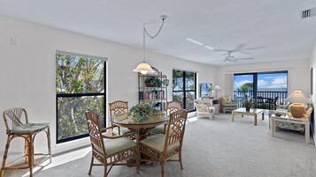 Condo (Captiva Shores 6C) | Sala de estar | Televisión de pantalla plana