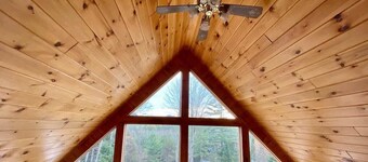 Cozy Secluded Lakefront Chalet With Hottub & Mountain Views 