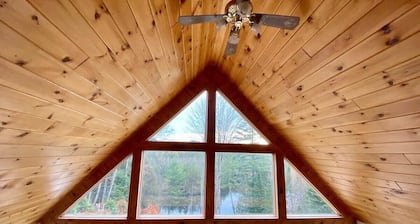 Cozy Secluded Lakefront Chalet With Hottub & Mountain Views