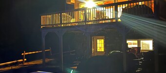 Cozy Secluded Lakefront Chalet With Hottub & Mountain Views 