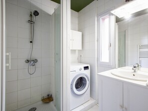 Shower, hair dryer, towels - Appartement Sémaphore - Welkeys (Soorts-Hossegor)