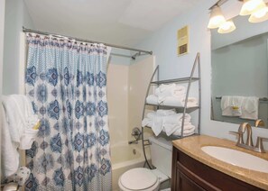 Combined shower/bathtub, towels