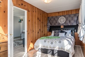 1 bedroom, WiFi, bed sheets - Zen Den at Rockaway Rentals near Branson (Rockaway Beach)