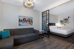 เตียงพร้อมฟูกเสริมที่นอน, โต๊ะทำงาน, พื้นที่ทำงานแบบใช้แล็ปท็อป