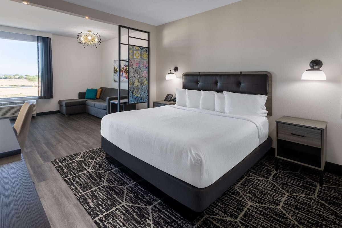 Deluxe kamer, 1 kingsize bed, niet-roken | Pillowtop-bedden, een bureau, een laptopwerkplek