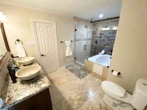 Bathroom - Beautiful and Convenient Ranch Style Home! (Houston)