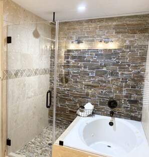 Bathroom - Beautiful and Convenient Ranch Style Home! (Houston)