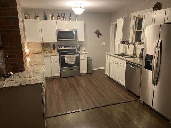 Jääkaappi, mikroaaltouuni, uuni, liesi