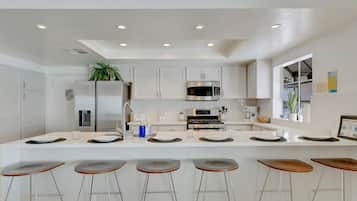 Jääkaappi, mikroaaltouuni, uuni, liesi