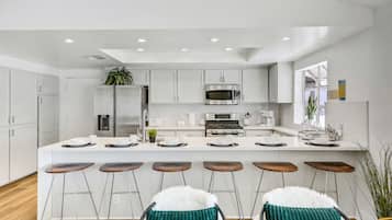 Geladeira, micro-ondas, fogão, cooktop