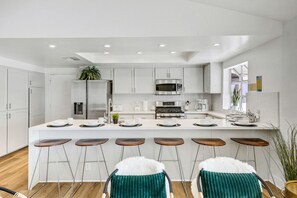 Fridge, microwave, oven, stovetop - Private pool/Basketball/BBQ/Gameroom/bocce+horsesh (Bermuda Dunes)