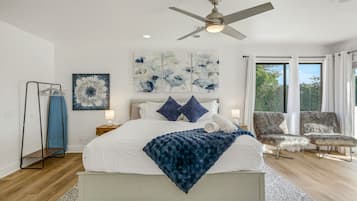 5 quartos, escrivaninha, ferros/tábuas de passar roupa, berço de viagem