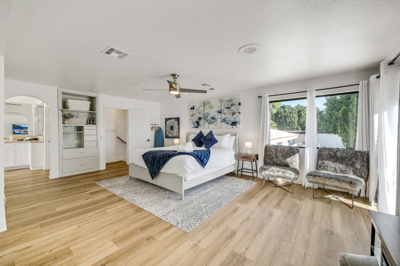 5 habitaciones, escritorio y tabla de planchar con plancha 