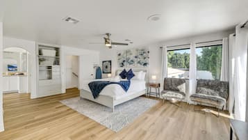 5 habitaciones, escritorio y tabla de planchar con plancha