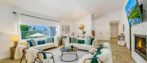 Smart TV, chimenea, futbolito, mesa de ping pong