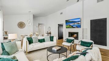 Smart-TV, Kamin, Tischfußball, Tischtennisplatte