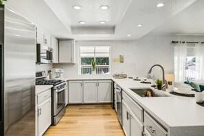 Een koelkast, een microgolfoven, een oven, een kookplaat