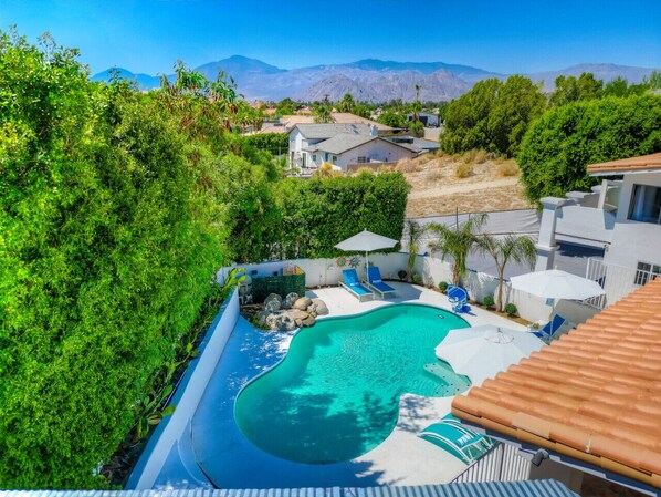 Een buitenzwembad en een verwarmd zwembad