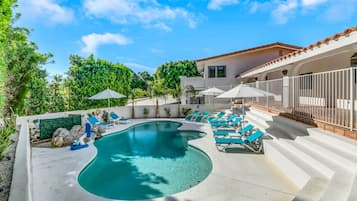 Een buitenzwembad, een verwarmd zwembad