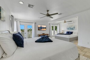 5 slaapkamers, een bureau, een strijkplank/strijkijzer, reisbedje