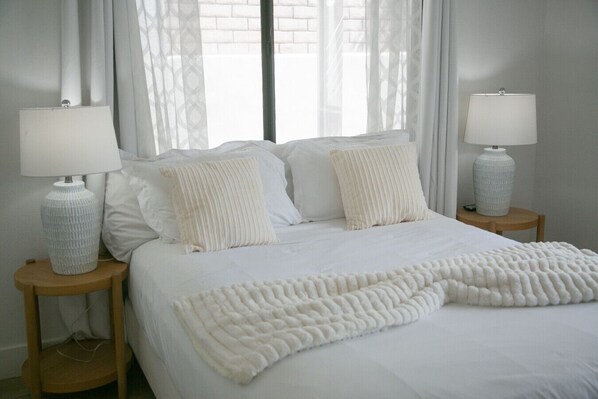 5 Schlafzimmer, Schreibtisch, Bügeleisen/Bügelbrett, Reisekinderbett