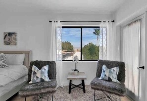 Smart TV, chimenea, futbolito y tenis de mesa 