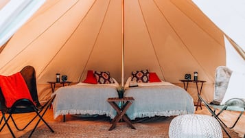 1 bedroom, bed sheets