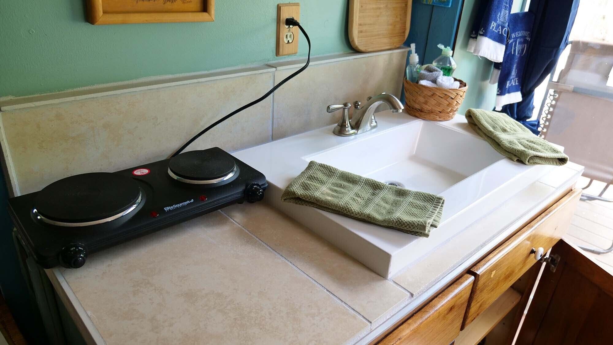 Réfrigérateur, micro-ondes, cafetière/bouilloire, grille-pain