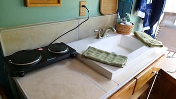 Réfrigérateur, micro-ondes, cafetiÚre/bouilloire, grille-pain