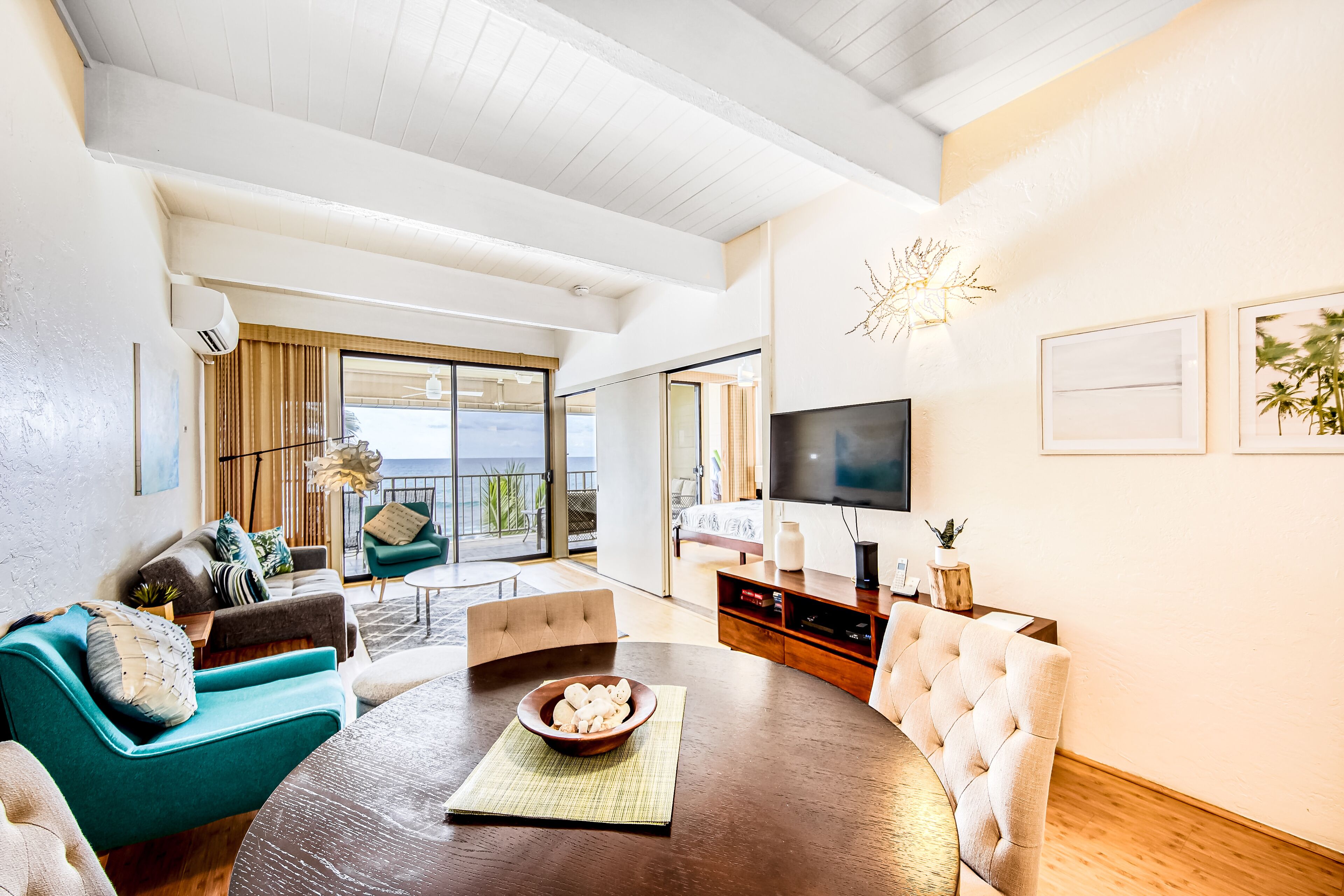 Remodeled oceanfront penthouse with amazing view, lanai, AC & pool