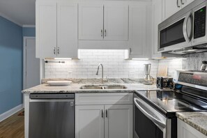 Kjøleskap, mikrobølgeovn, ovn og kokeplater