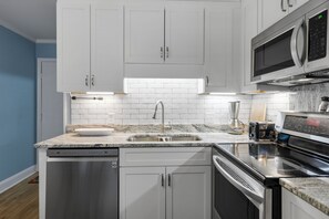 Køleskab, mikrobølgeovn, ovn, kogeplade