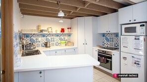 Fridge, microwave, oven, stovetop - Outlook 1 -  Sunny, affordable, walk to river (BERMAGUI)