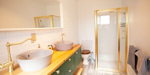 Bathtub, towels - Outlook 1 - Unit 1 Narira St 9 (BERMAGUI)