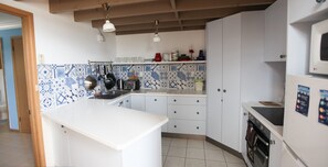 Fridge, microwave, oven, stovetop - Outlook 1 -  Sunny, affordable, walk to river (BERMAGUI)