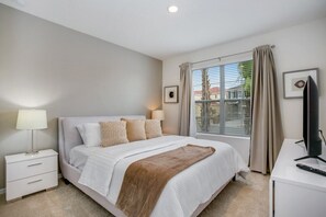 6 bedrooms, desk, iron/ironing board, free WiFi