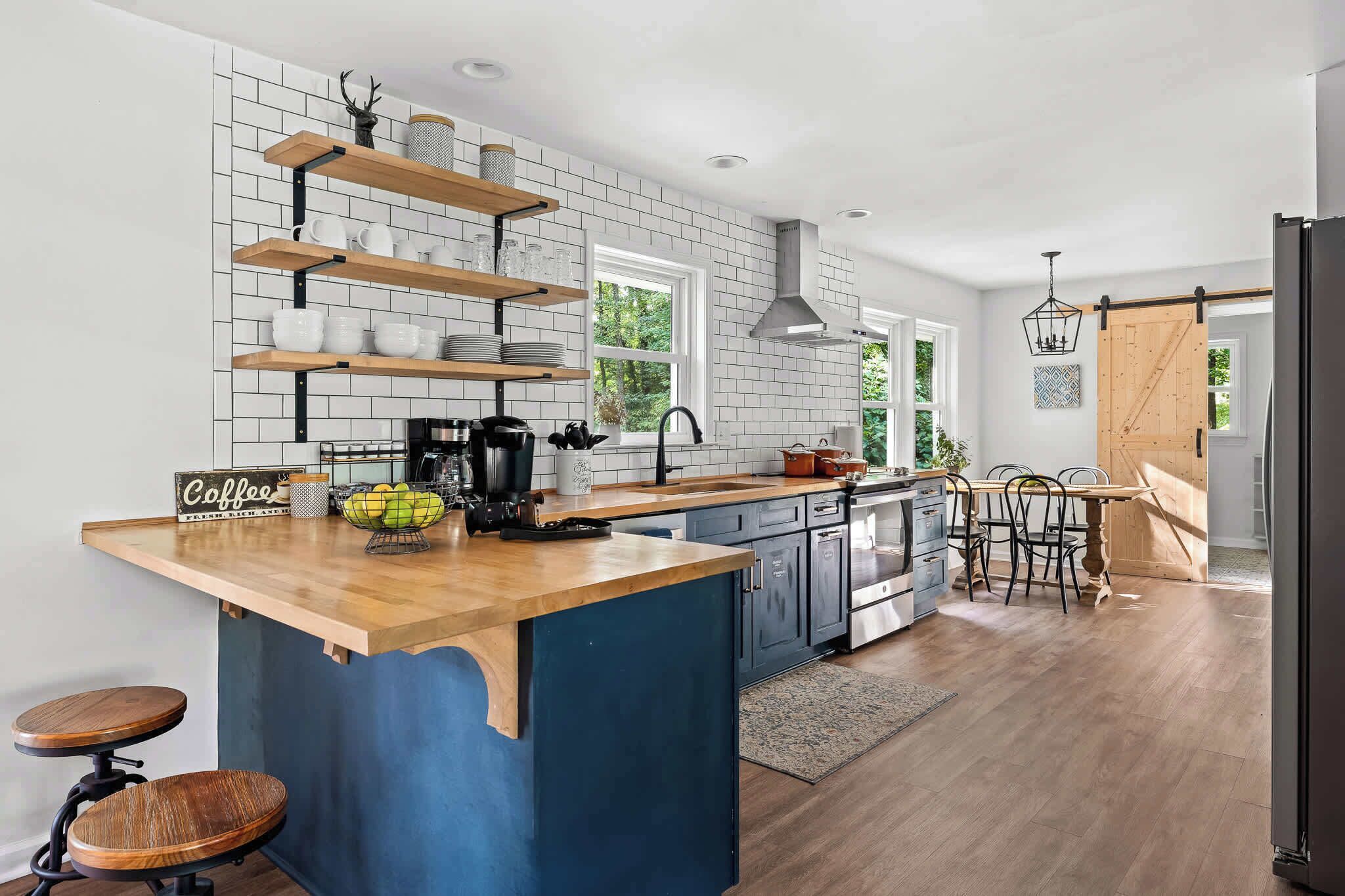 Jääkaappi, mikroaaltouuni, uuni, liesi