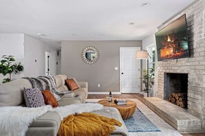 Smart TV, chimenea, futbolito y oficina 