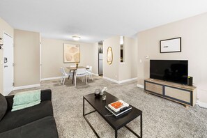 家庭公寓, 2 間臥室 (Self Check-in with Virtual Front Desk) | 客廳 | 49-吋智慧型電視、數位頻道、電視