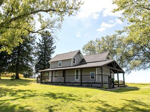 Exterior - Private 30 Acre Farm W/ Walking Trails - Sleeps 10, Unwind & Enjoy the outdoors. (Houston)