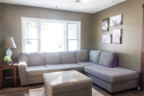 智能電視、壁爐、書籍