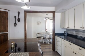 Dining - Private 30 Acre Farm W/ Walking Trails - Sleeps 10, Unwind & Enjoy the outdoors. (Houston)