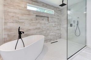 Bathtub, hair dryer, towels - Luxurious Home near Downtown ATL (Atlanta)