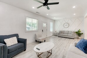 TV, fireplace - Luxurious Home near Downtown ATL (Atlanta)